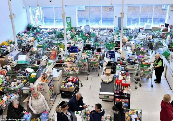 Panic buying di Inggris gara-gara wabah Corona (dailymail.co.uk).