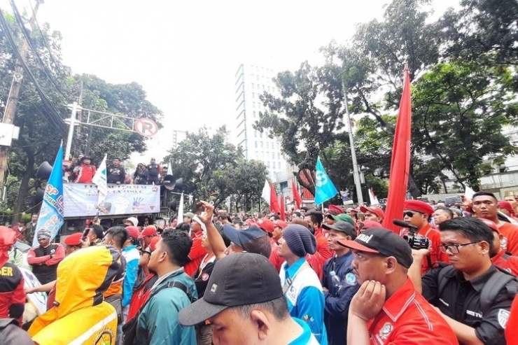 Ribuan buruh demo di Balai Kota dan Gedung DPRD DKI Jakarta menolak Omnibus Law RUU Cipta Kerja, Rabu (11/3/2020)(KOMPAS.COM/RYANA ARYADITA)