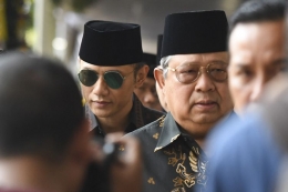 AHY mendampingi SBY dalam sebuah kegiatan. Foto: KOMPAS.com/Antara