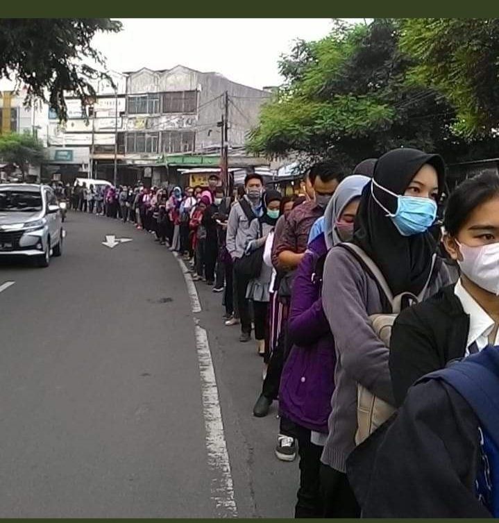 Calon penumpang Bus Transjakarta antri menunggu giliran diangkut (twitter.com/ @natahan_3084).