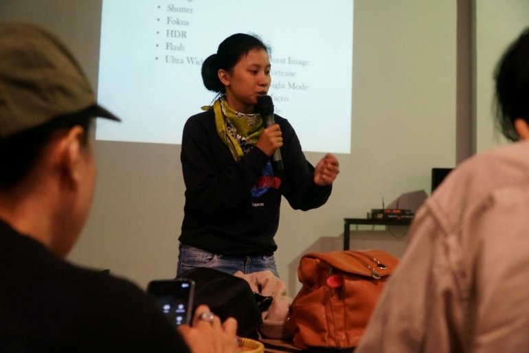 Rani Theresia menjelaskan materi Workshop Fotografi. Dok. @rianadewie