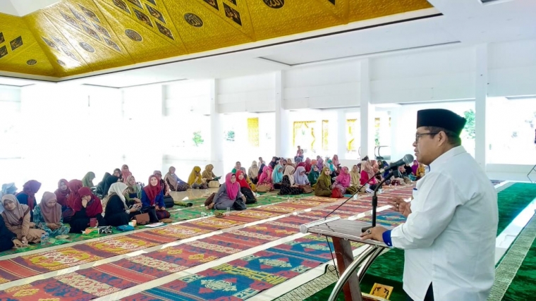 Wakil Bupati Padang Pariaman Suhatri Bur ketika memberikan solusi soal maraknya virus corona saat ini. Dia tegaskan kepada masyarakat untuk selalu berperilaku hidup sehat dan bersih. foto humas setdakab padang pariaman