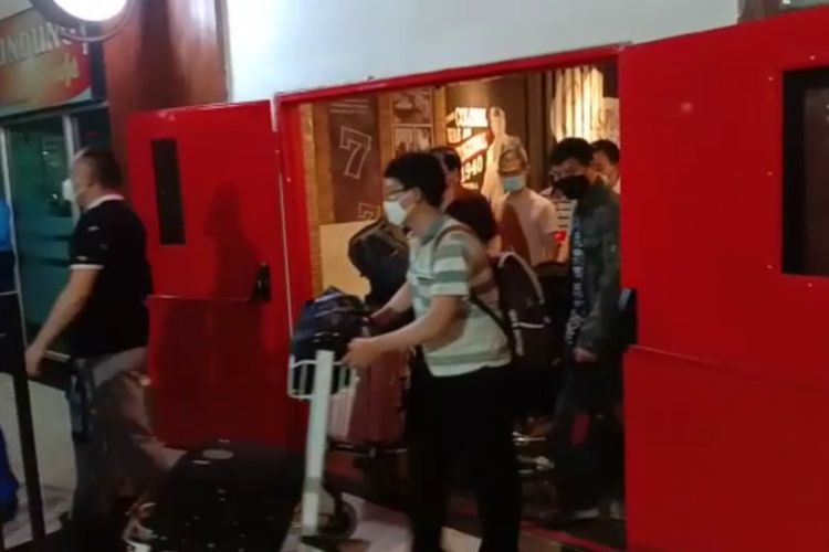 TKA asal China tiba di Bandara Kendari sepulang mengurus visa di Jakarta [Kompas.com]