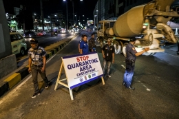 Members of a quarantine team set up a checkpoint area in Cainta City, Metro Manila, on March 14, Photographer: Veejay Villafranca/Bloomberg
