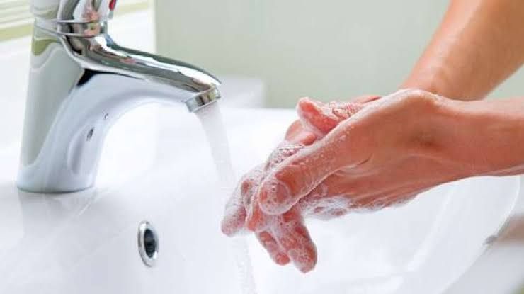 Cuci tangan yang bersih menggunakan sabun, salah satu cara efektif menghindari virus corona (shutterstock)