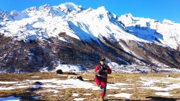 Muzaqi Mucham Rochman berdiri di atas gletser di Kyanjin Gompa, Langtang, Nepal