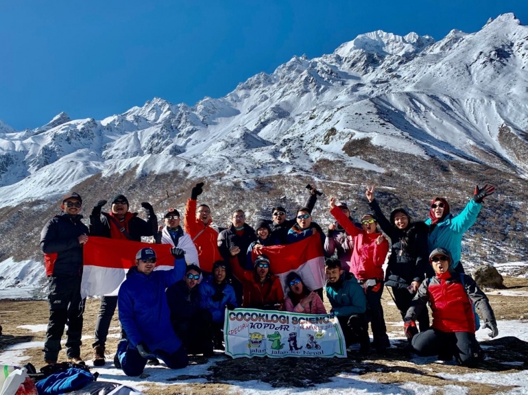 Tim Nepalisme Mengibarkan Bendera Merah Putih di Kyanjin Gompa, Langtang, Nepal
