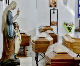 Peti jenazah di dalam kapel rumah sakit kota Vaio, Fidenza (Foto: Marco Vasini). 