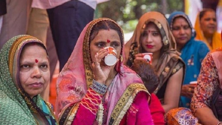 Emak-emak India minum urine sapi. Foto: batam.tribunnews.com