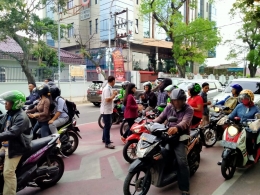 BPC GMKI Medan Melakukan Sosialisasi Covid 19 Sembari menyemprotkan Hand Sanitizer Kepada warga