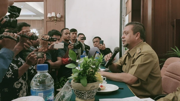 Wakil Gubernur Hadi Mulyadi mewakili Gubernur Isran menyampaikan jumpa pers. foto: endro