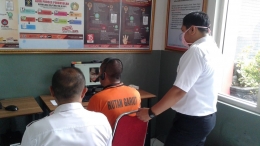 Warga Binaan sedang menggunakan layanan video call dengan istrinya dalam pengawasan petugas kunjungan | dokpri