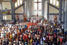 Suasana pentahbisan Uskup Ruteng pada Kamus 19 Maret 2019. Anti-social distancing? (Foto: kompas.com/Markus Makur)