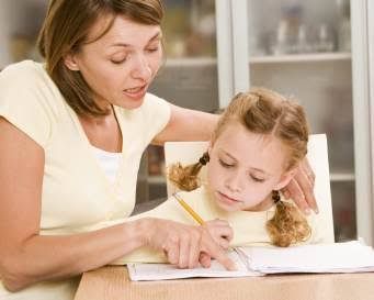 Ilustrasi: Orangtua membantu anak mengerjakan tugas di rumah | Thinkstock