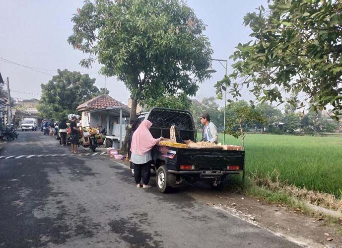 Pedagang buah terpaksa pindah lokasi ke sisi persawahan--dokpri