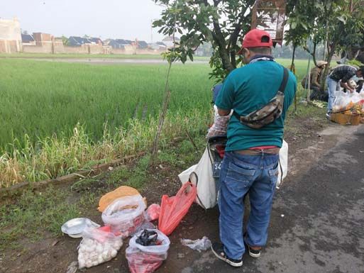 Pedagang cabai dan bawang kembali mengemasi barangnya--dokpri