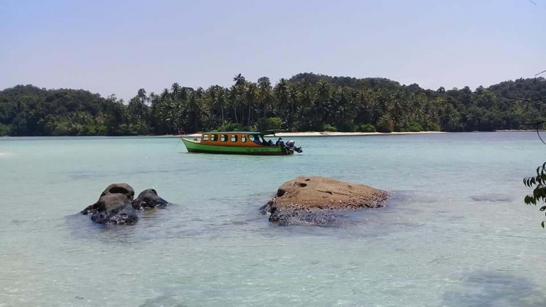 Pantai Pulau Kalimantung airnya jernih. (dok. pribadi)
