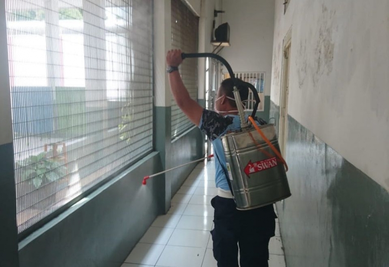 Petugas Rutan Garut lakukan penyemprotan cairan disinfektan di blok hunian | Dok. pribadi