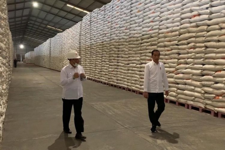 Presiden Jokowi memeriksa gudang Bulog di Kelapa Gading secara mendadak, 19/3/2020 (kompas.com). 