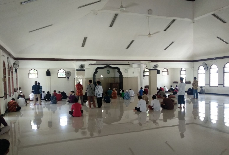 Sholat Jum'at di Masjid sebuah Universitas pada 20 Maret 2020 (dokpri)
