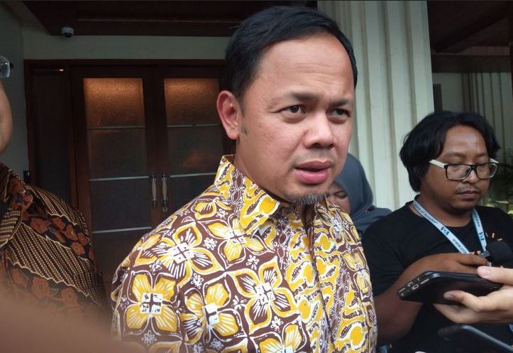 Wali Kota Bogor Bima Arya usai menemui Menko Polhukam Mahfud Md di kantor Kemenko Polhukam, Jalan Medan Merdeka Barat, Jakarta Pusat, Jumat (24/1/2020).(KOMPAS.com/FIRDA ZAIMMATUL MUFARIKHA)