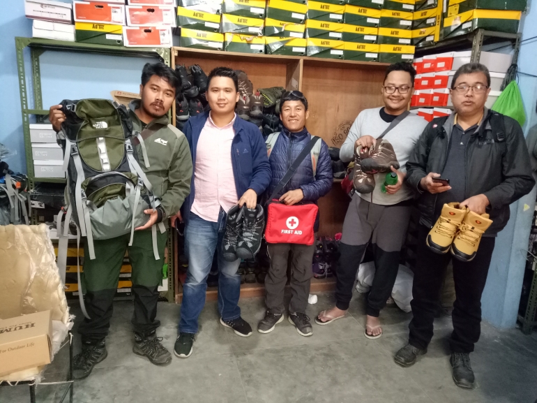 Wajah Gembira Tim Nepalisme saat berbelanja di Kala Patther Trekking Store | dokpri