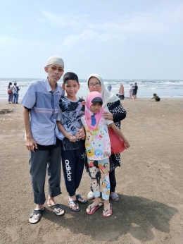 Pantai Karangsong enak untuk liburan keluarga. (dok. pribadi)