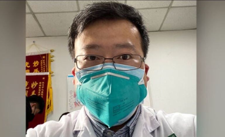 Dokter Li Wenliang di rumah sakit. Dia menjadi pembicaraan sekaligus dianggap pahlawan karena memperingatkan virus corona sebelum menjadi wabah. Namun, unggahannya dianggap meresahkan publik hingga dia ditangkap polisi. (Gambar : AFP)