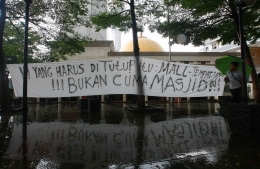 spanduk protes penutupan kegiatan masjid raya bandung (pikiran-rakyat.com)
