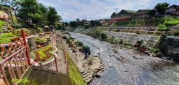 Taman di tebing sungai berteras di Kali Blongkeng (dok pri)