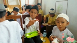 Semangat anak-anak mengikuti kegiatan keagamaan di sekolah. Dokumentasi Pribadi