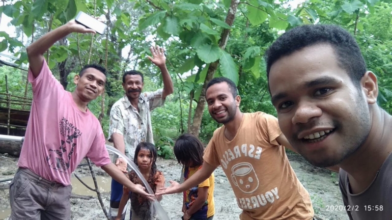 Saya dan dua orang teman saya foto bersama salah satu warga desa yang tempat tinggalnya cukup jauh dari perumahan desa | Dokpri