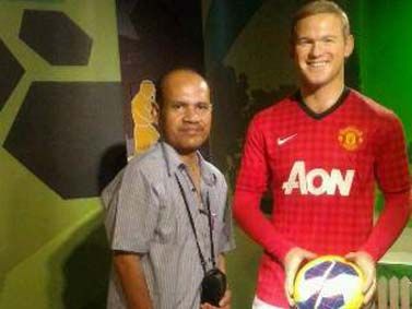 Ada Wayne Rooney memegang bola. | dokpri