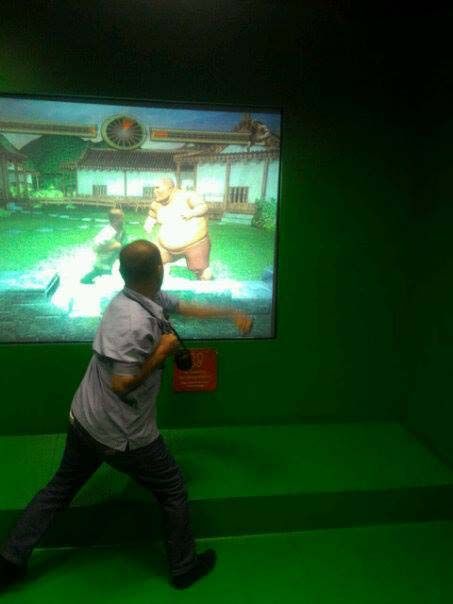 Tubuh saya tampil di layar monitor untuk menantang pegulat virtual. | dokpri