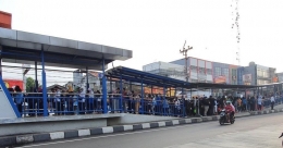 Antrean di halte Trans Jakarta, Senin (16/03). Foto: fanpage TMC Polda Metro Jaya.