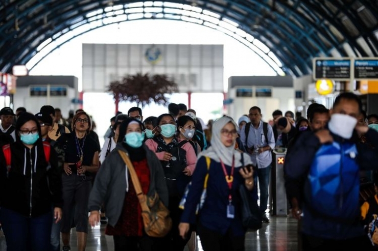 Warga menggunakan masker setelah turun dari kereta rel listrik di stasiun Palmerah, Jakarta, Selasa (3/3/2020). (KOMPAS.com/GARRY LOTULUNG)