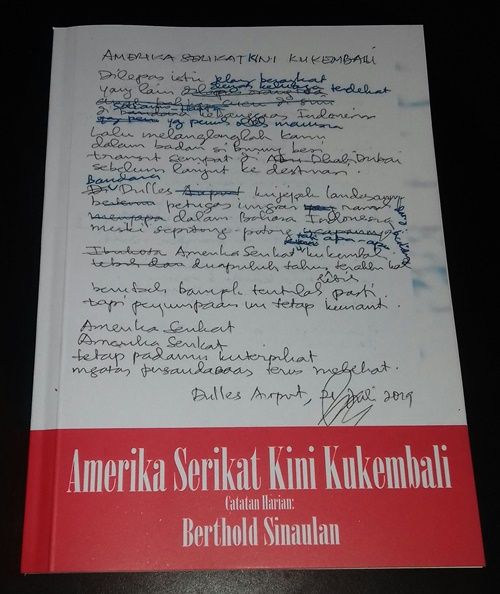 Sampul buku kumpulan puisi Berthold Sinaulan (Dokpri)