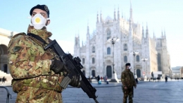The military stands guard outside Milan's cathedral © Reuters via Ft.com edisi  28/2/2020