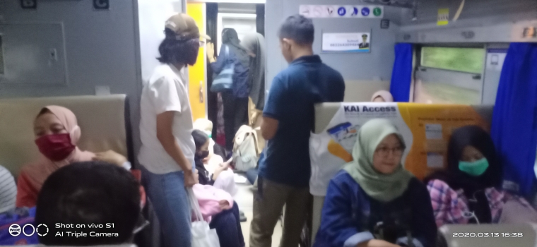 Duduk berjarak