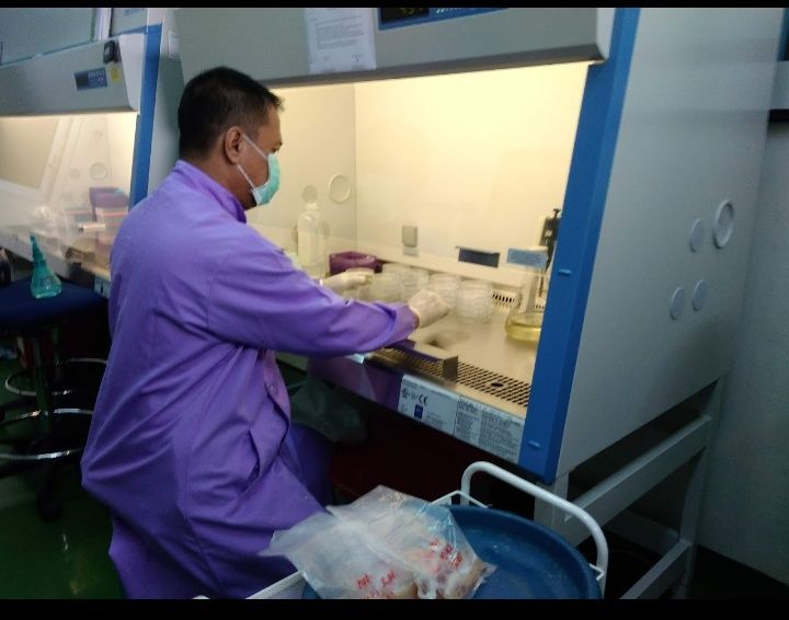 pembuatan media mikroba di Laboratorium Cikole Lembang (Sumber :Dokri Ahmad Rasikh)