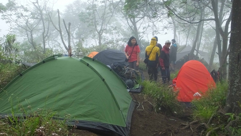 Pendaki mendirikan tenda untuk bermalam (dok. pribadi)