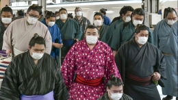 Pe sumo pun ikut mematuhi anjuran pemerintah Jepang. Photo: Kyodo News