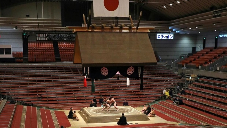 Pertandingan grand sumo tetap dilaksanakan tanpa penonton. Photo: RFI
