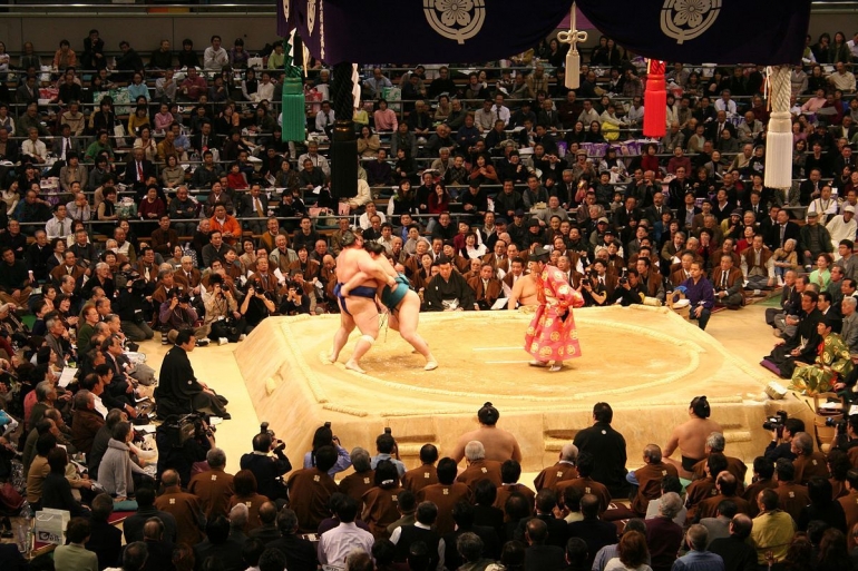 Bandingkan kemeriahan pertandingan grand sumo sebelum penyevaran covid-19. Photo: Wikimedia