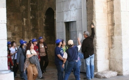Turis diperlihatkan Mezuzah yang terpasang. (Foto: Shmuel Bar-Am/timesofisrael.com)