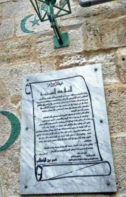 Perjanjian Khalifah Umar bin Khattab atau Omariya Treaty dipasang di Masjid Umar bin Khattab di Yerusalem. (Foto: Gapey Sandy)