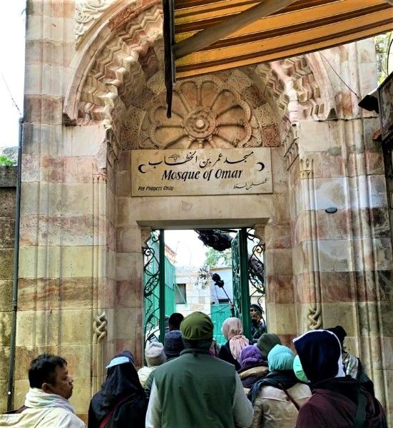 Pintu masuk ke Masjid Umar bin Khattab di Yerusalem. (Foto: Ghifari Ramadhan Fadli)