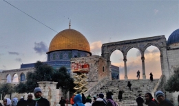 Keluar dari Chain Gate maka nampaklah dua masjid, Dome of The Rock di kiri dan Masjid Al-Aqsa di kanan. (Foto: Gapey Sandy)