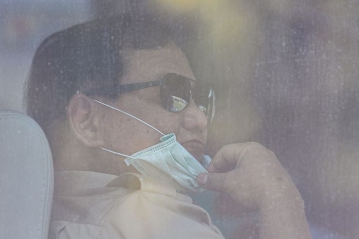 Menteri Pertahanan Prabowo Subianto menggunakan masker saat akan mengunjungi Warga Negara Indonesia (WNI) yang menjalani masa observasi pascaevakuasi dari Wuhan, Hubei, China di Hanggar Pangkalan Udara TNI AU Raden Sadjad, Ranai, Natuna, Kepualauan Riau, Rabu (5/2/2020). Kunjungan tersebut untuk memastikan WNI yang menjalani masa observasi dari virus Corona pascaevakuasi dari Wuhan, Hubei, China dalam keadaan sehat. ANTARA FOTO/M Risyal Hidayat/ama.(ANTARA FOTO/M RISYAL HIDAYAT)