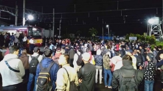 63686-bidik-layar-foto-situasi-penumpang-krl-istimewa-5e787ce0097f3609d71abe42.jpg